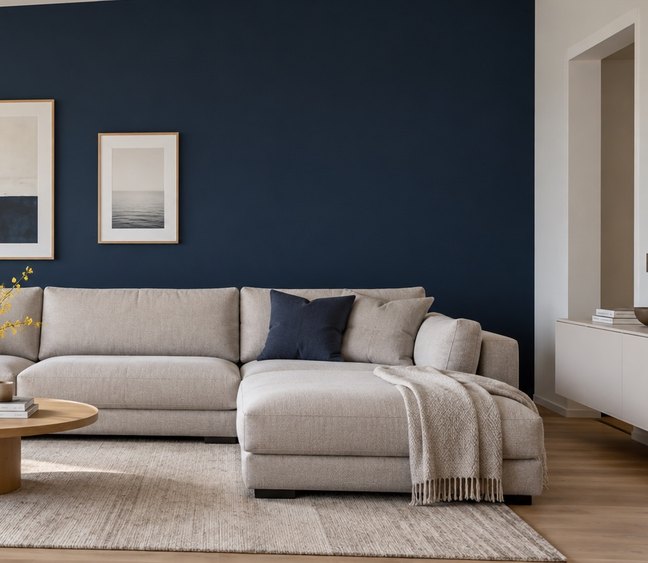 Wohnraum mit frisch gestrichener tiefblauer Wand