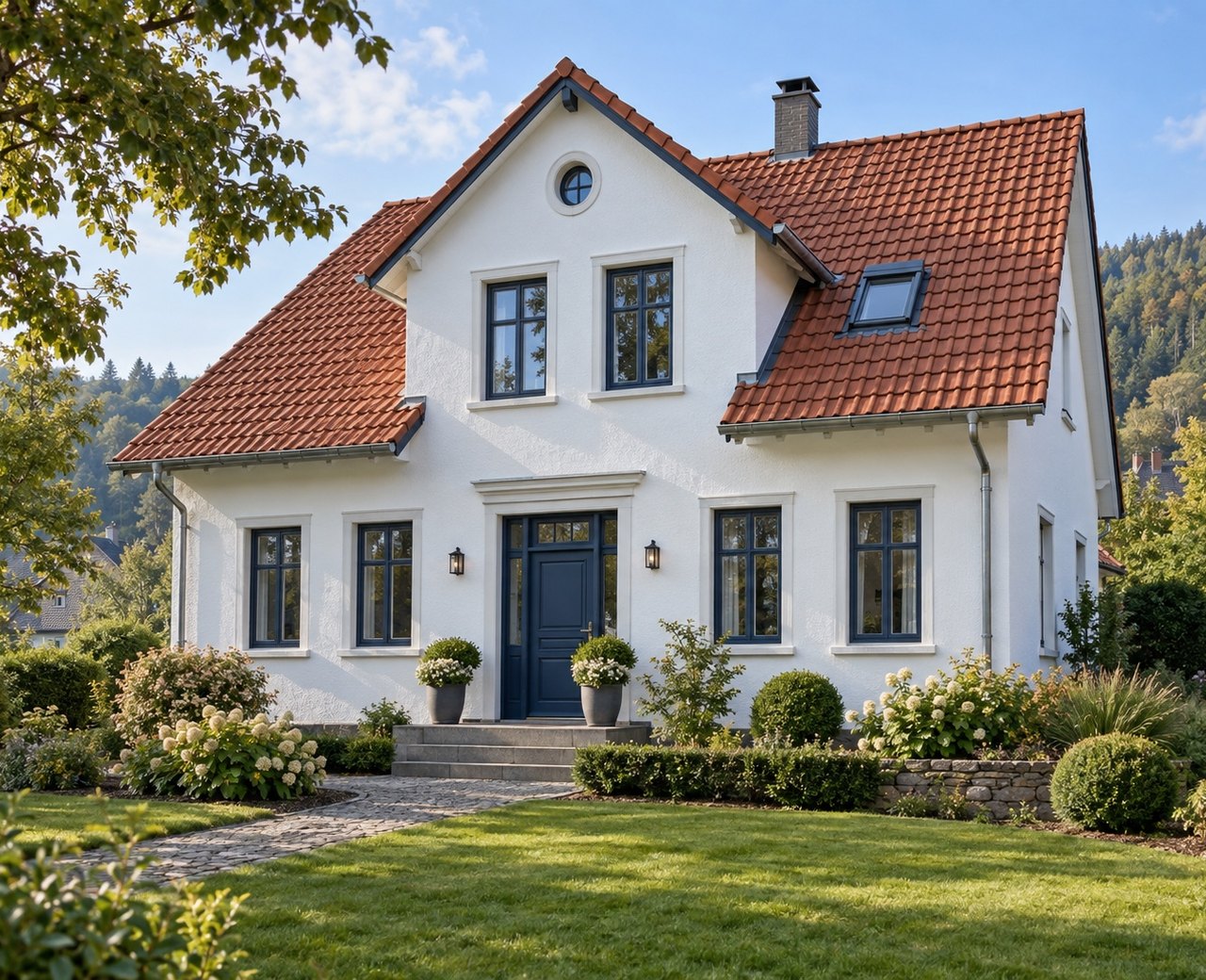 Neu gestaltete weiße Fassade eines Einfamilienhauses in Goslar